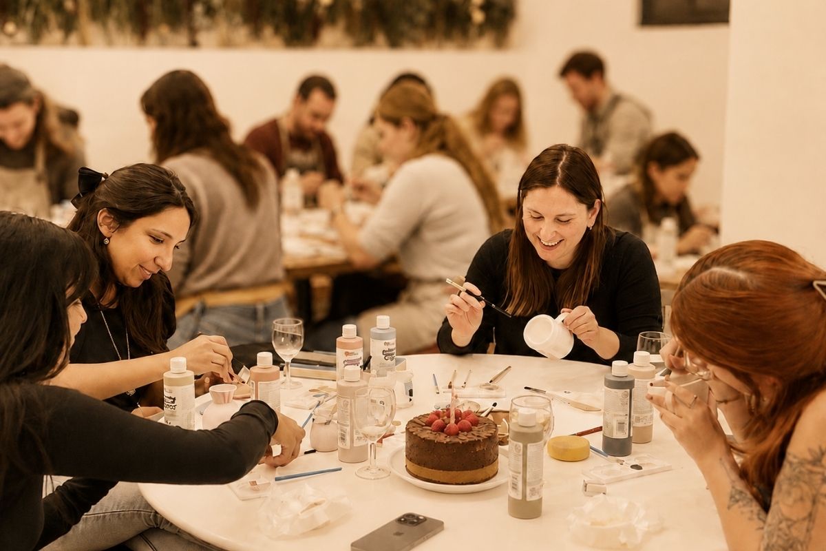 Grup celebrant aniversari al taller de ceràmica de Barcelona